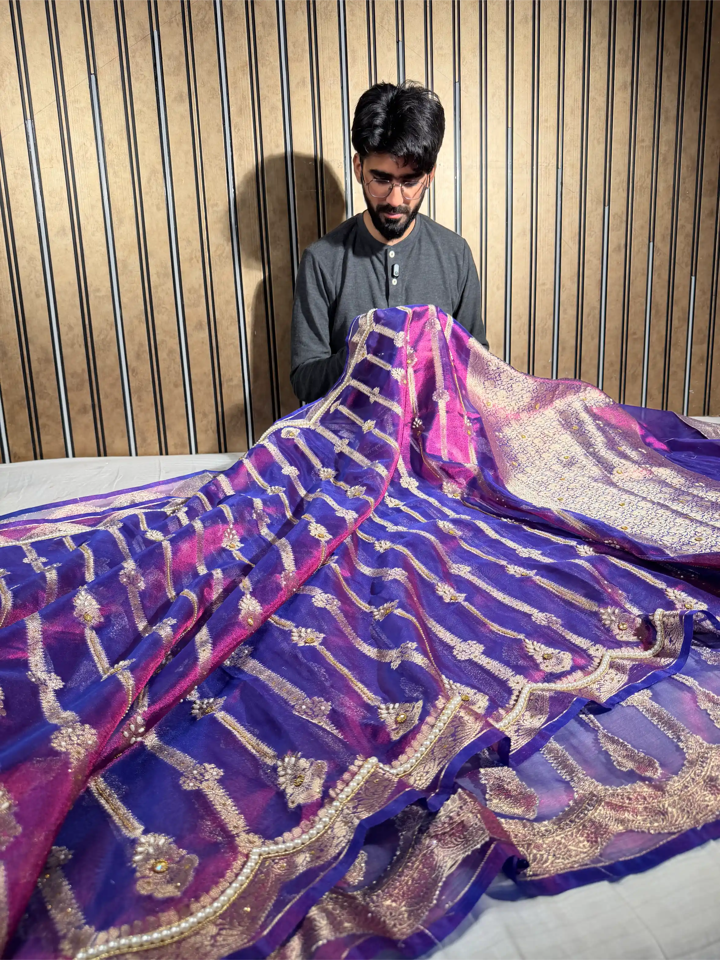 Baigani Scallop Tissue Silk Handwork Banarasi Saree - Image 3