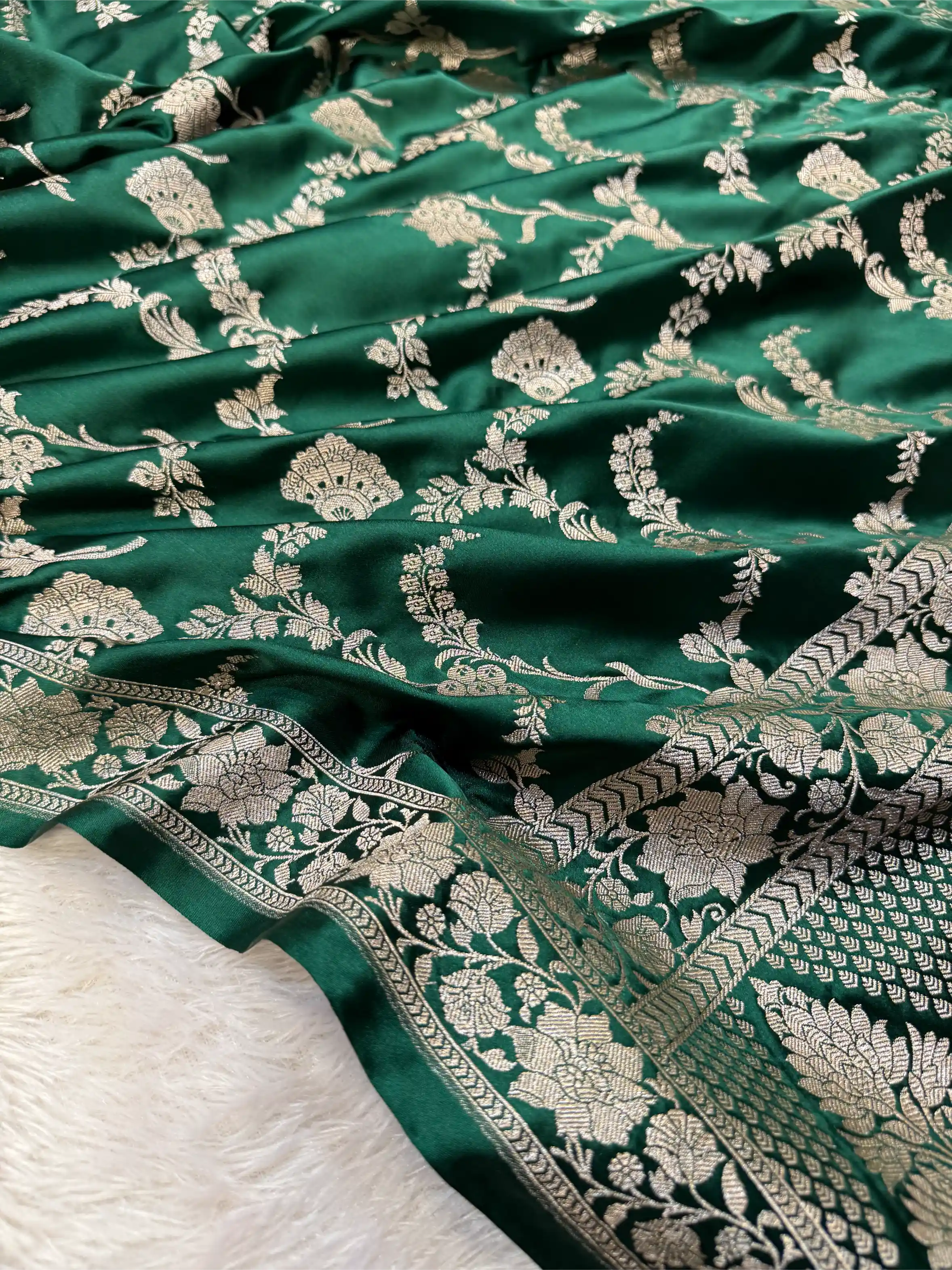 Bottle Green Mashru Katan Silk Floral Jaal Banarasi saree - Image 4