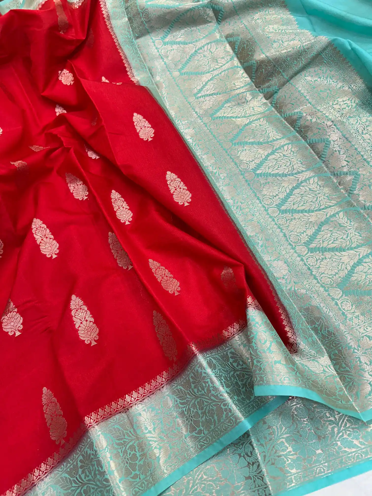 Contrast Chiniya Silk Jacquard Weave Banarasi Saree - Image 2
