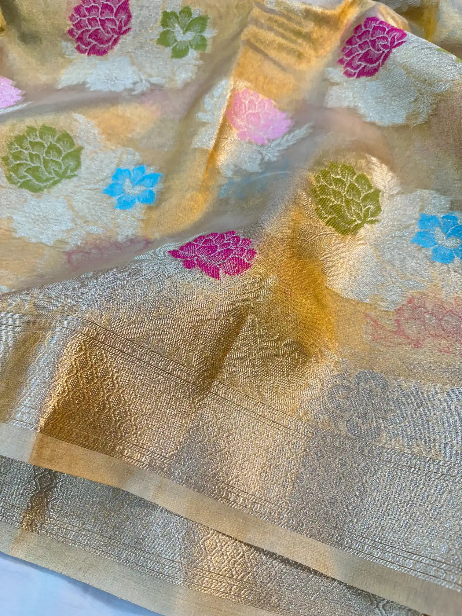 Rose Buta in Multicoloured Floral Weave Copper Tissue Silk Banarasi Saree - Image 3