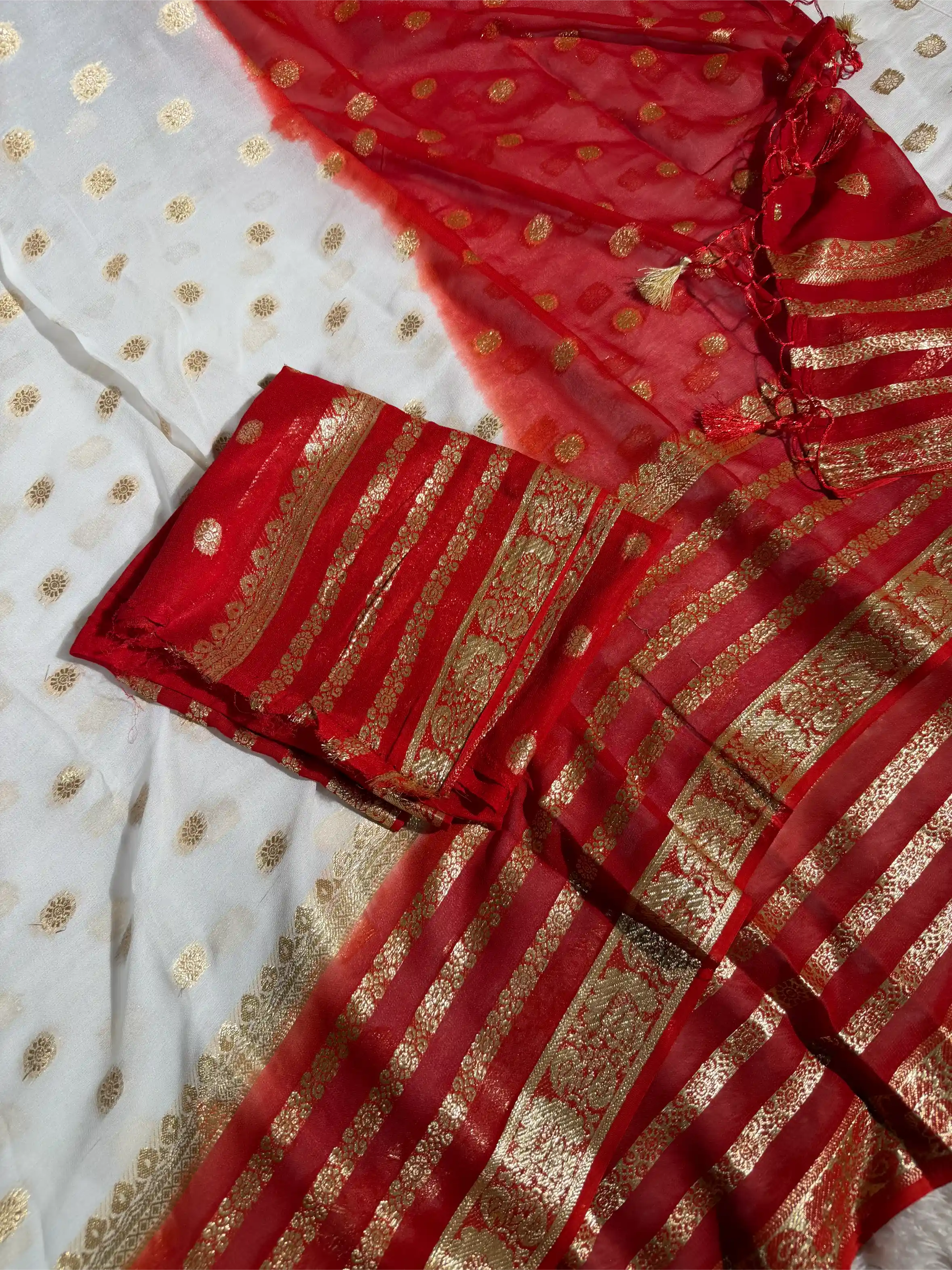 White Red Contrast Viscose Georgette Banarasi Saree - Image 3