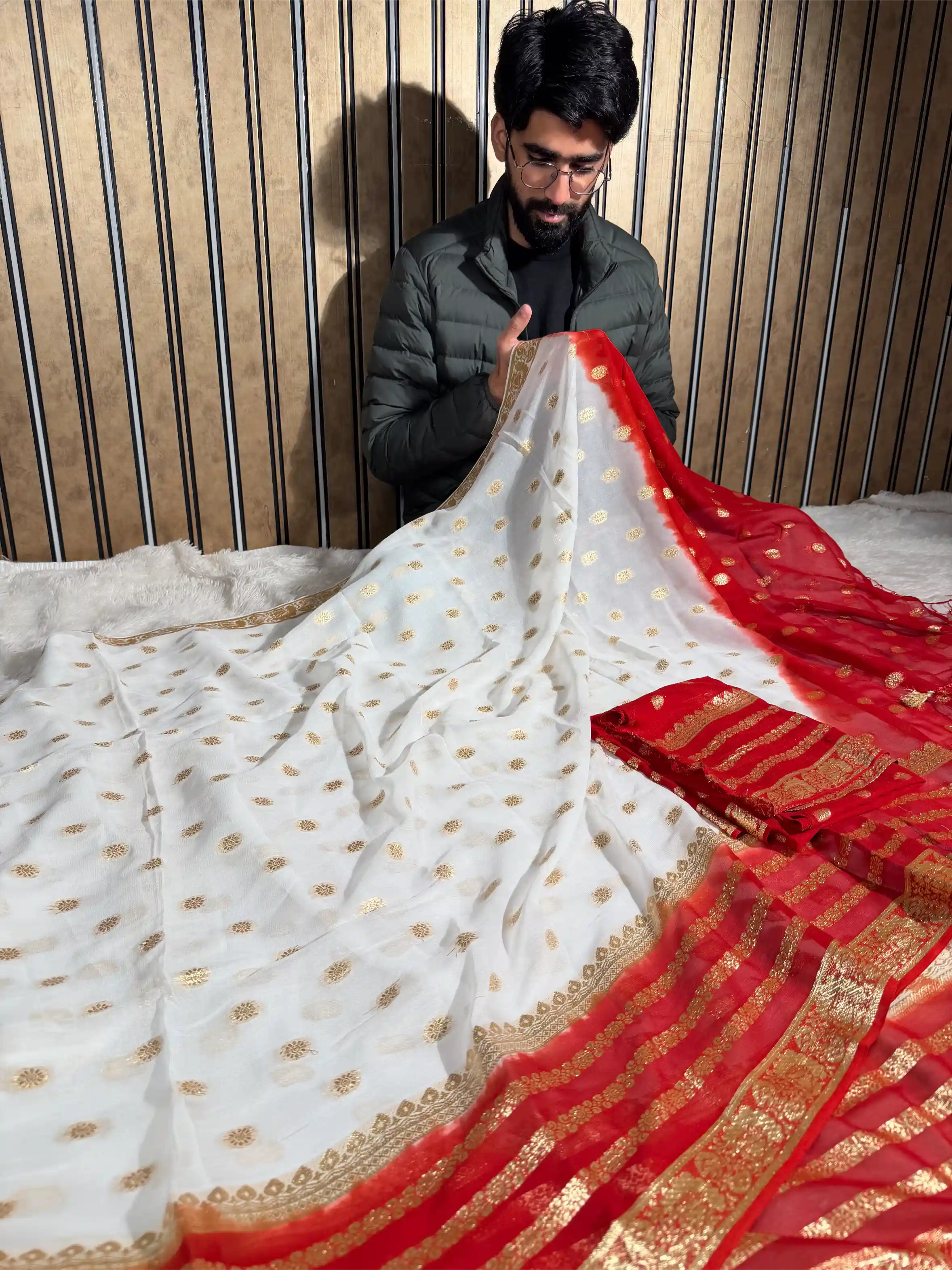 White Red Contrast Viscose Georgette Banarasi Saree - Image 4