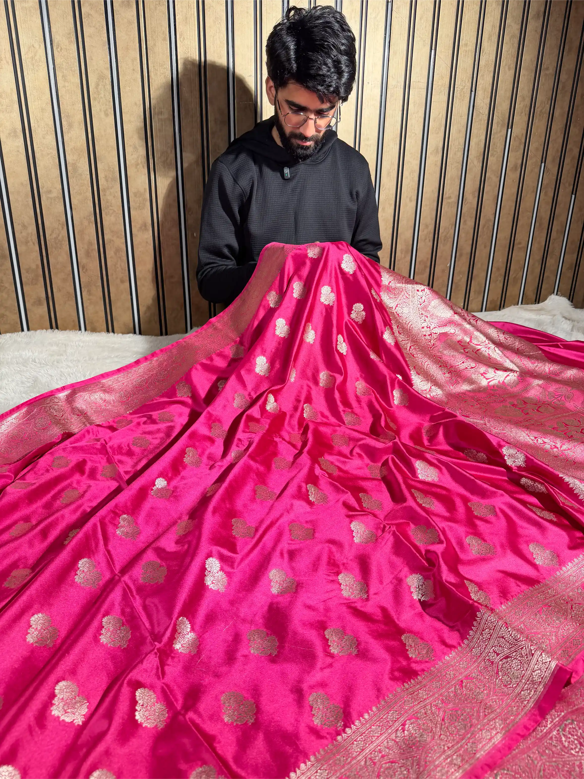 Dark Rani Mashru Katan Silk Traditional Buta Weave Banarasi Saree - Image 4
