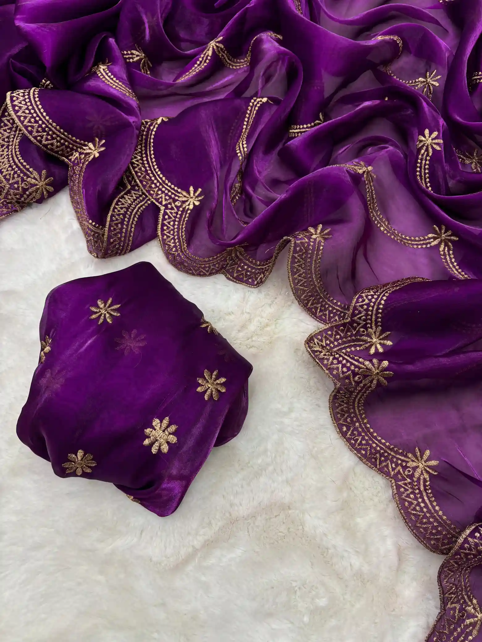 Deep Purple Shade Shimmery Tissue Silk Saree - Image 5