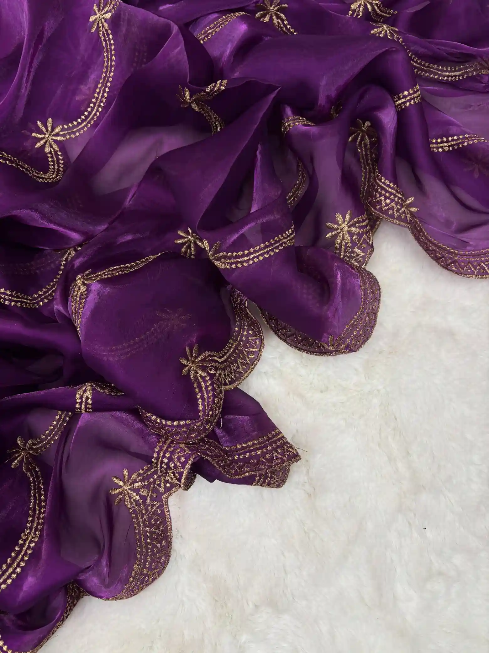 Deep Purple Shade Shimmery Tissue Silk Saree - Image 7