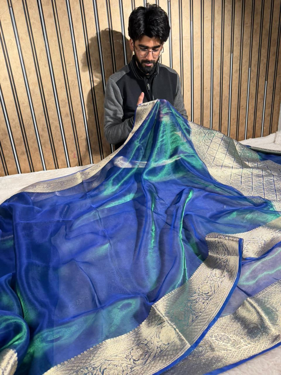 Dual Shaded Sapphire Pure Tissue Silk Banarasi Saree - Image 4