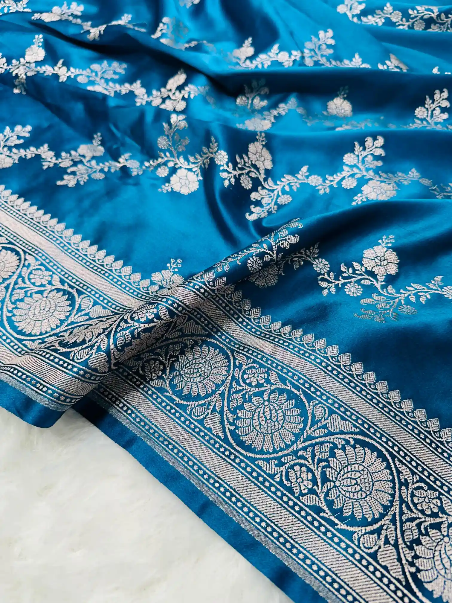 Emerald Blue Mashru Silk Intricate Floral Banarasi Saree - Image 3