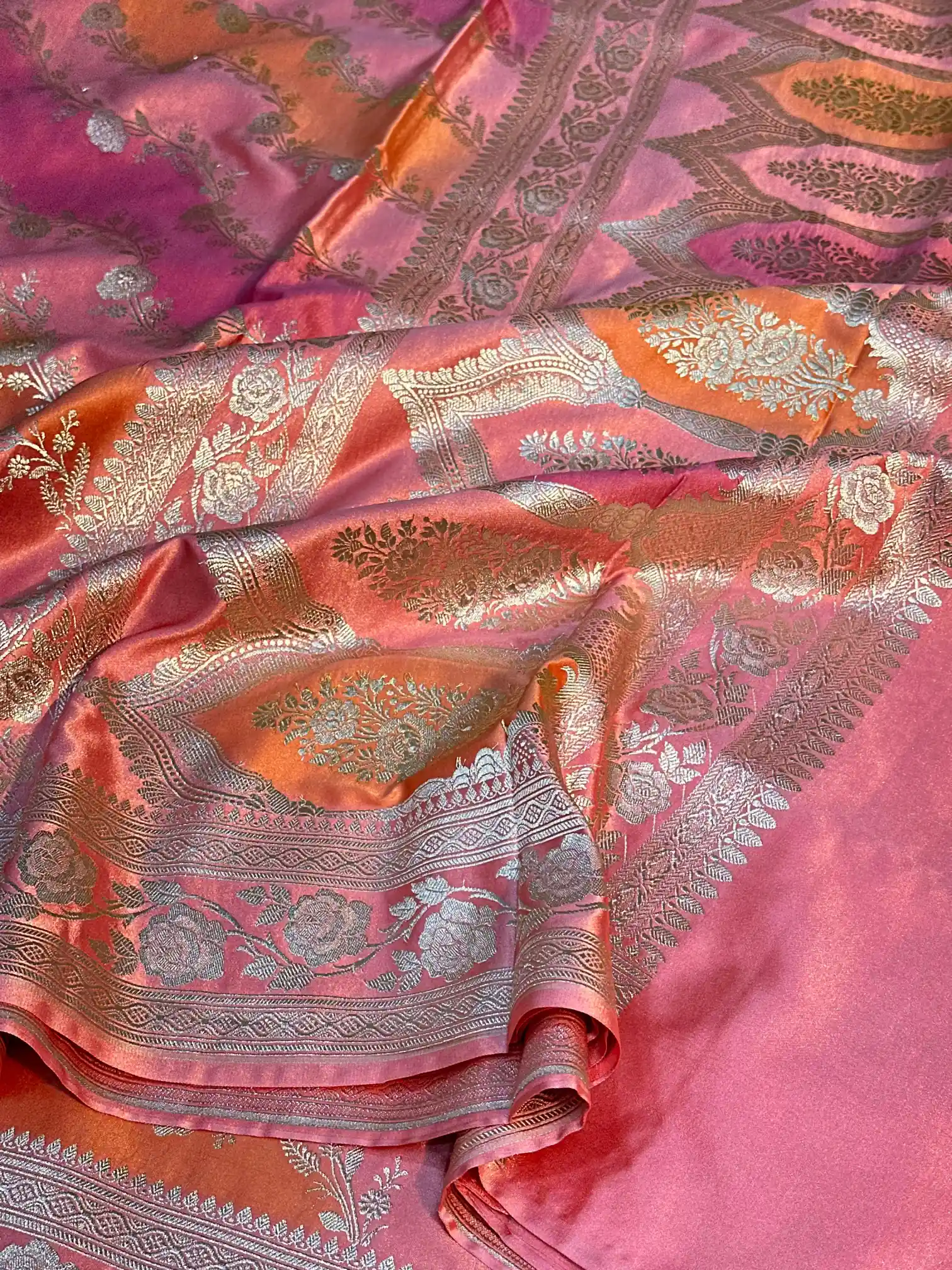 Handbrush Dyed Mashru Silk Banarasi Saree in Leheriya - Image 3