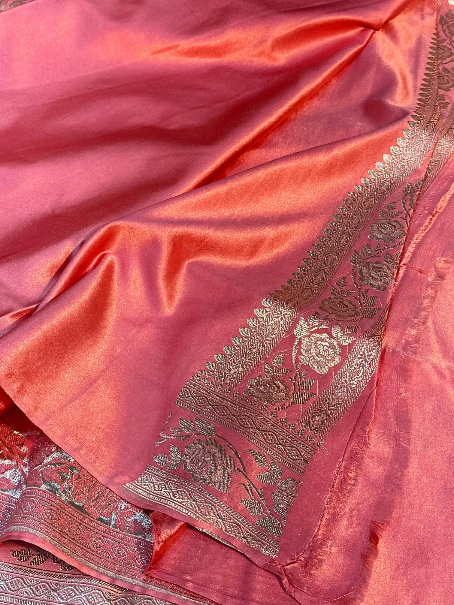 Handbrush Dyed Mashru Silk Banarasi Saree in Leheriya - Image 5