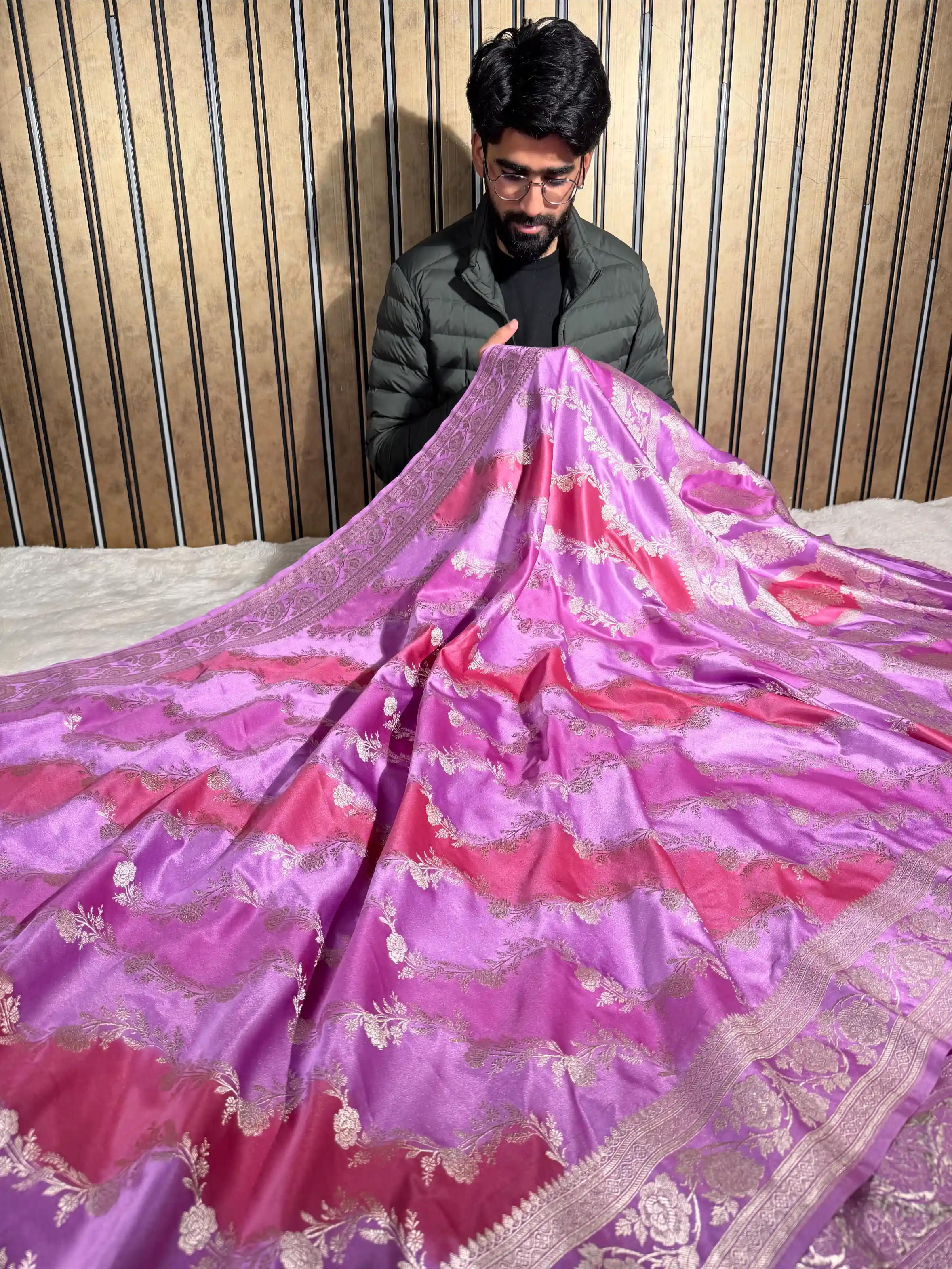 Handbrush Dyed Mashru Silk Leheriya Weave Banarasi Saree - Image 3