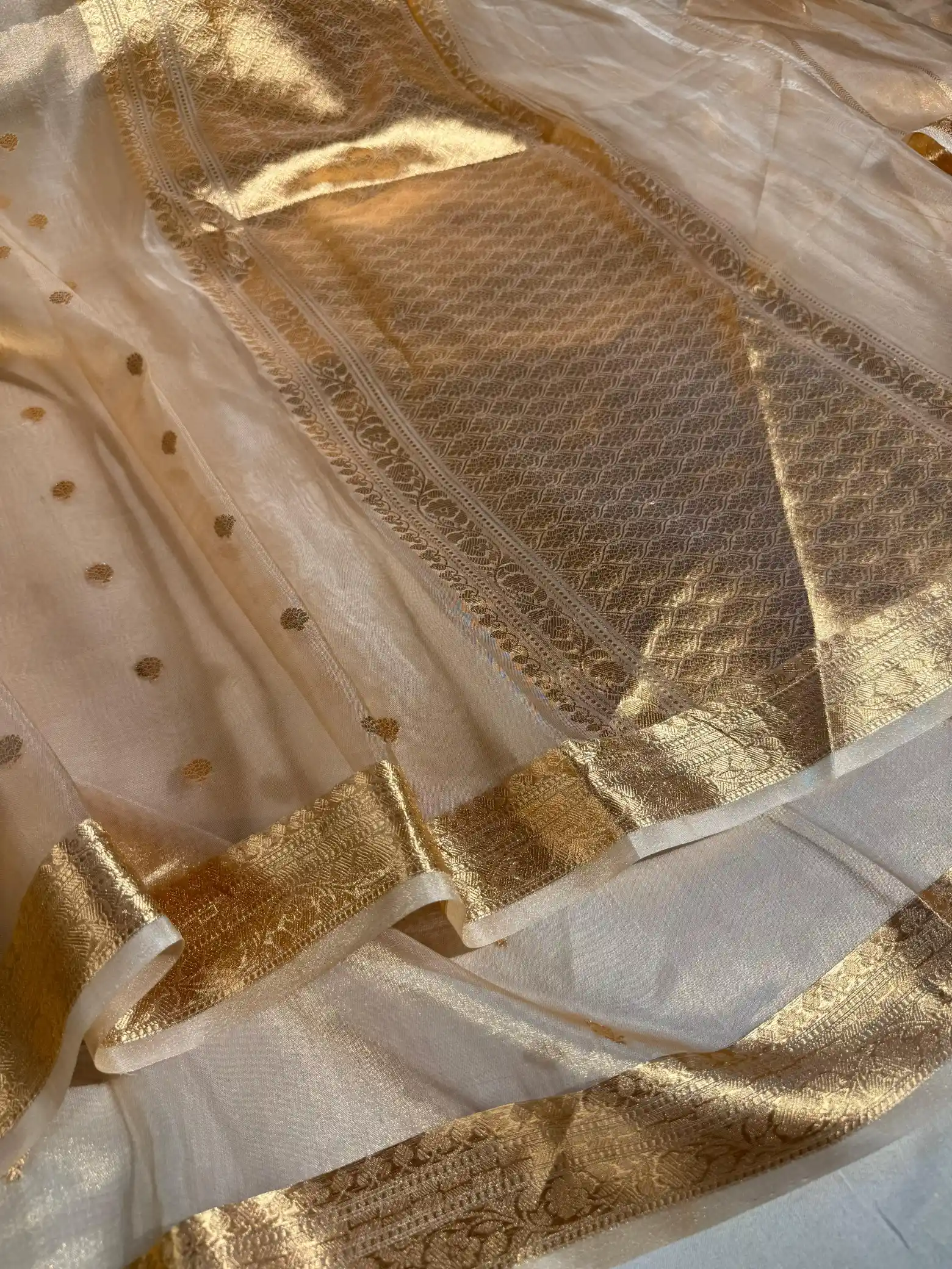 Light Gold Pure Tissue Silk Kadhua Weave Banarasi Saree - Image 2