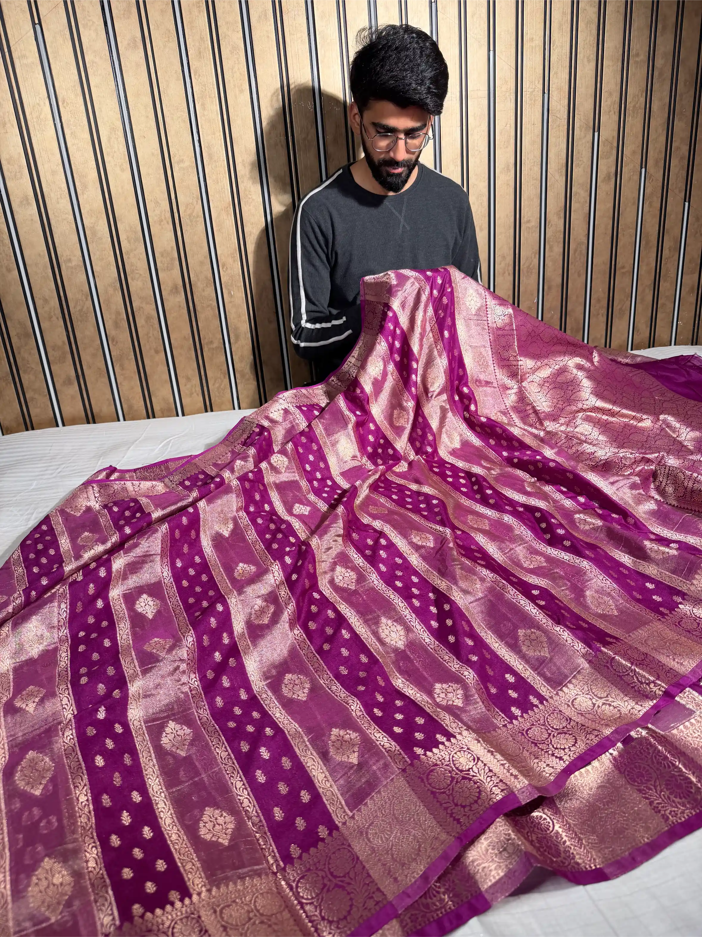Light Majenta Eccentric Georgette Tissue Silk Banarasi Saree - Image 3
