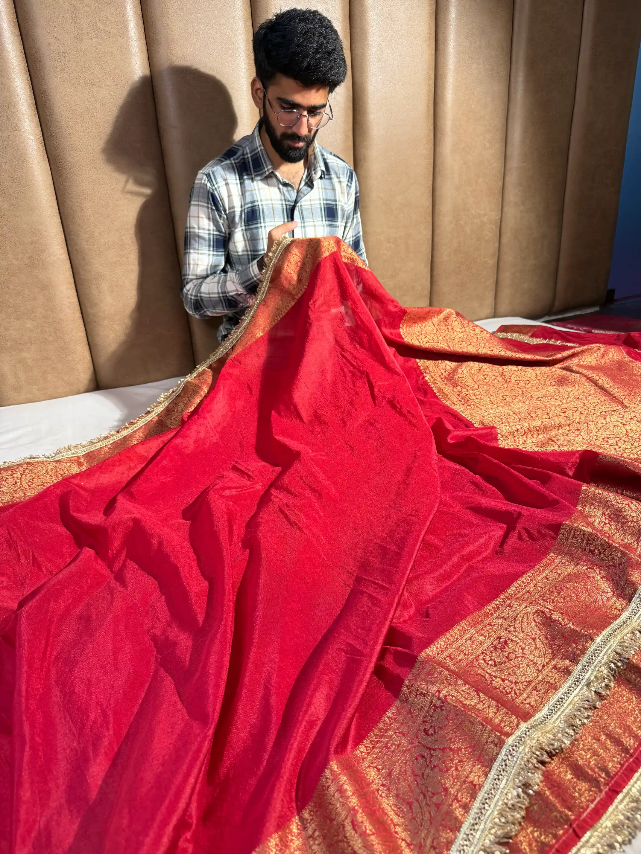 Light Maroon Warm Silk Designer Banarasi Saree - Image 3