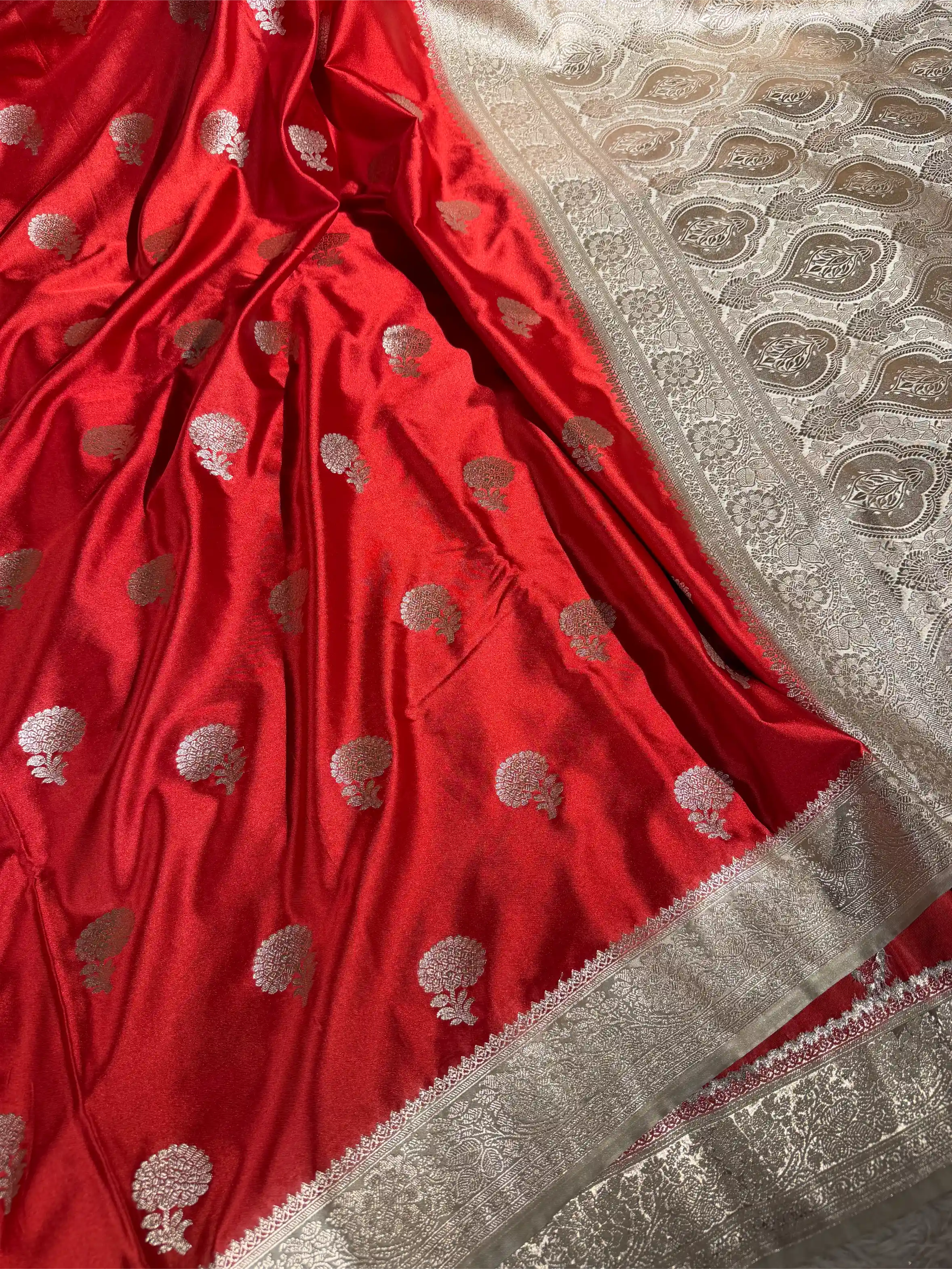 Maroon-Beige Contrast Shade Mashru Katan Silk Traditional Banarasi Saree - Image 2