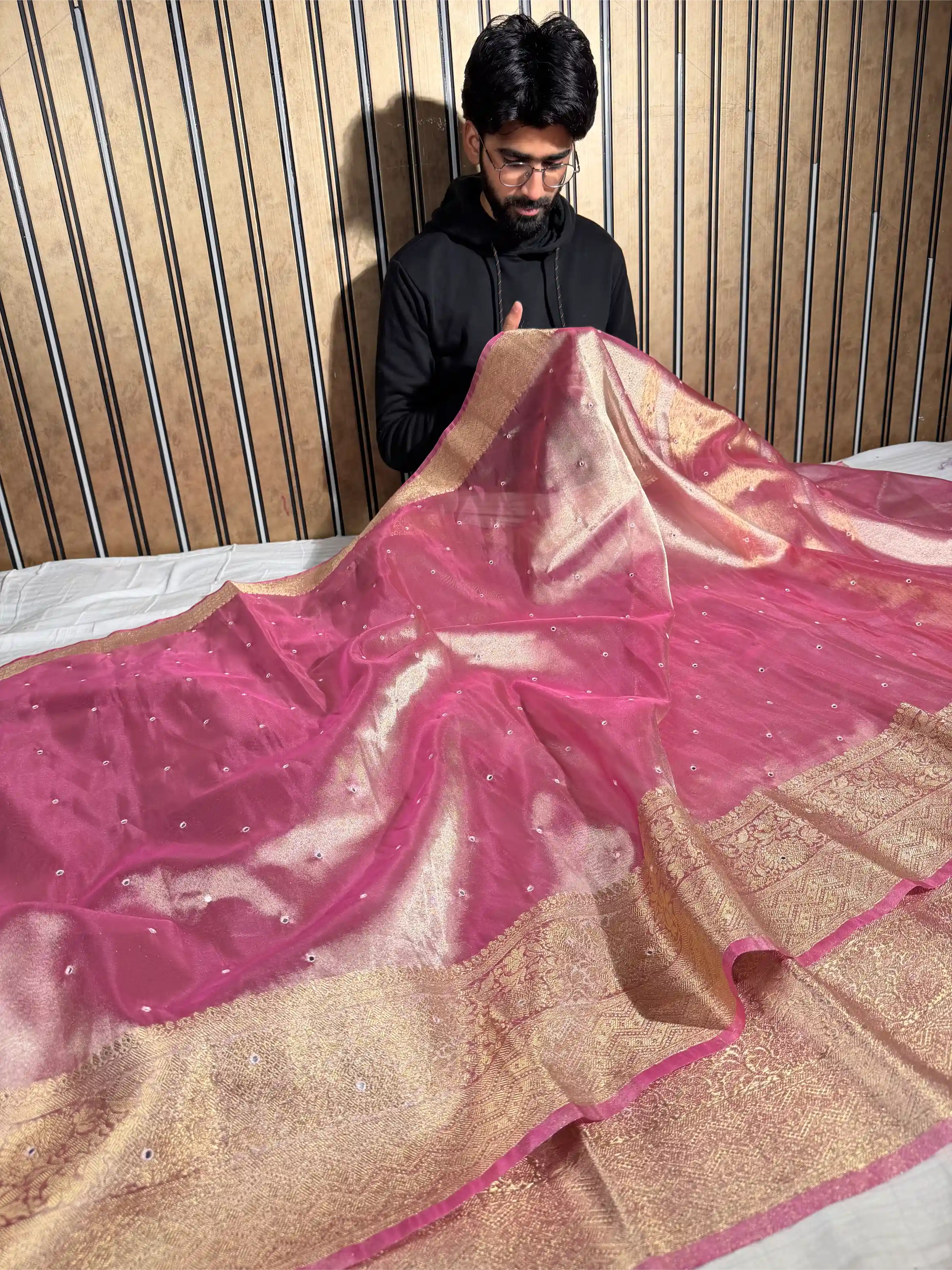 Metallic Pink Kora Tissue Mirror Work Banarasi Saree - Image 3