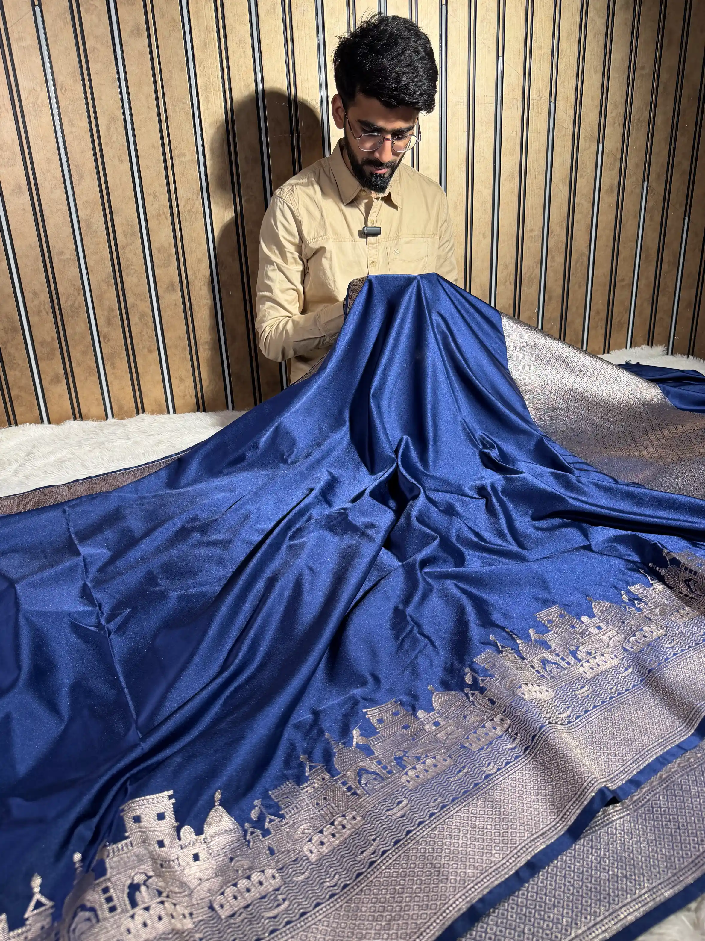 Navy Blue Mashru Katan Silk Ghats Banarasi Saree - Image 4