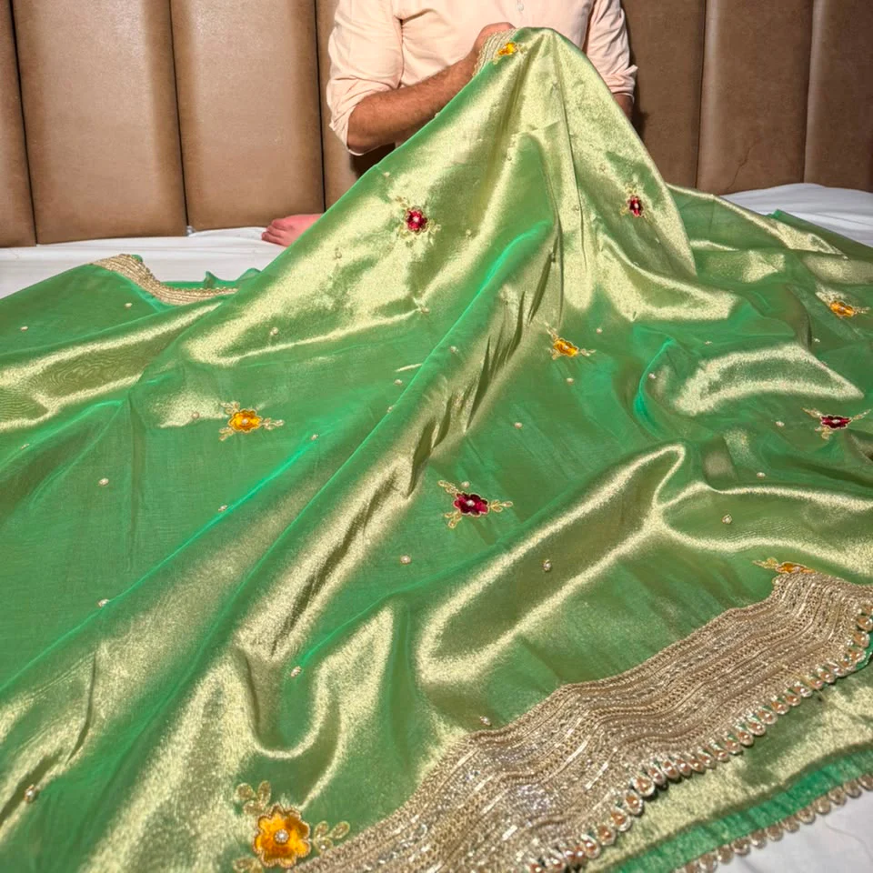 Pretty Green Kora Tissue Silk Handwork Banarasi Saree - Image 4