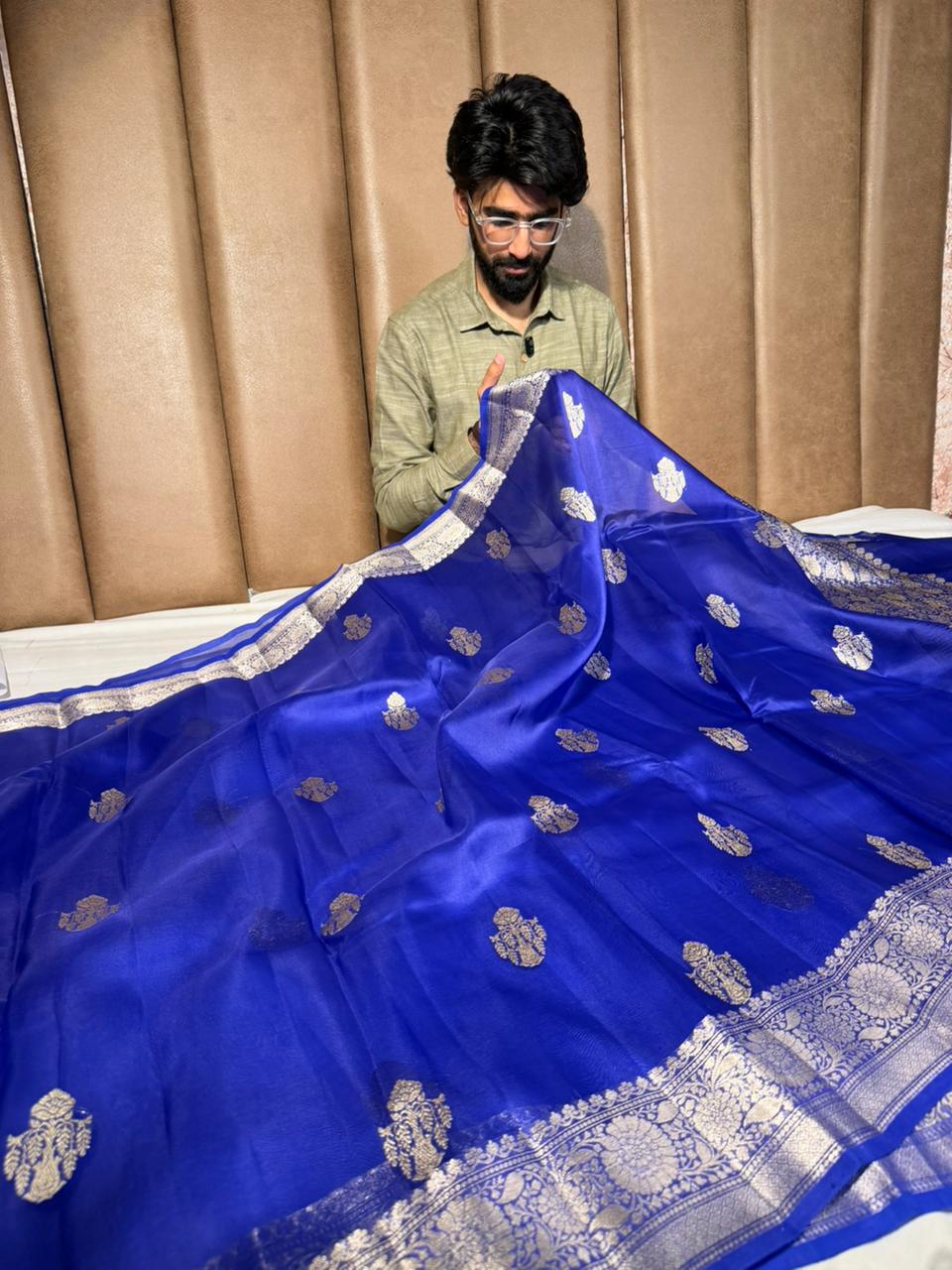 Royal Blue Pure Organza Handloom Banarasi Saree - Image 4