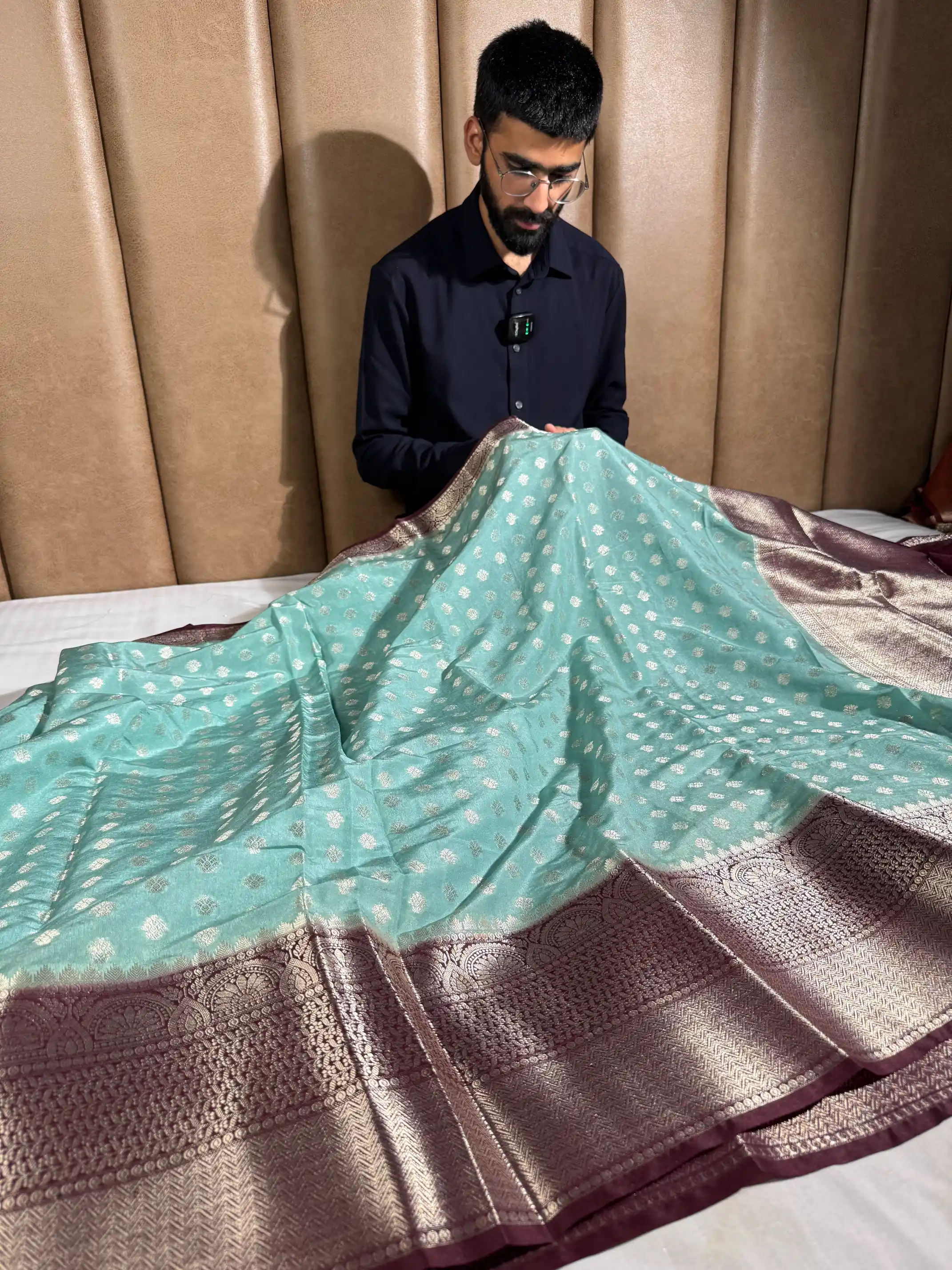 Sea Green Contrast Shade Chinia Silk Banarasi Saree - Image 3