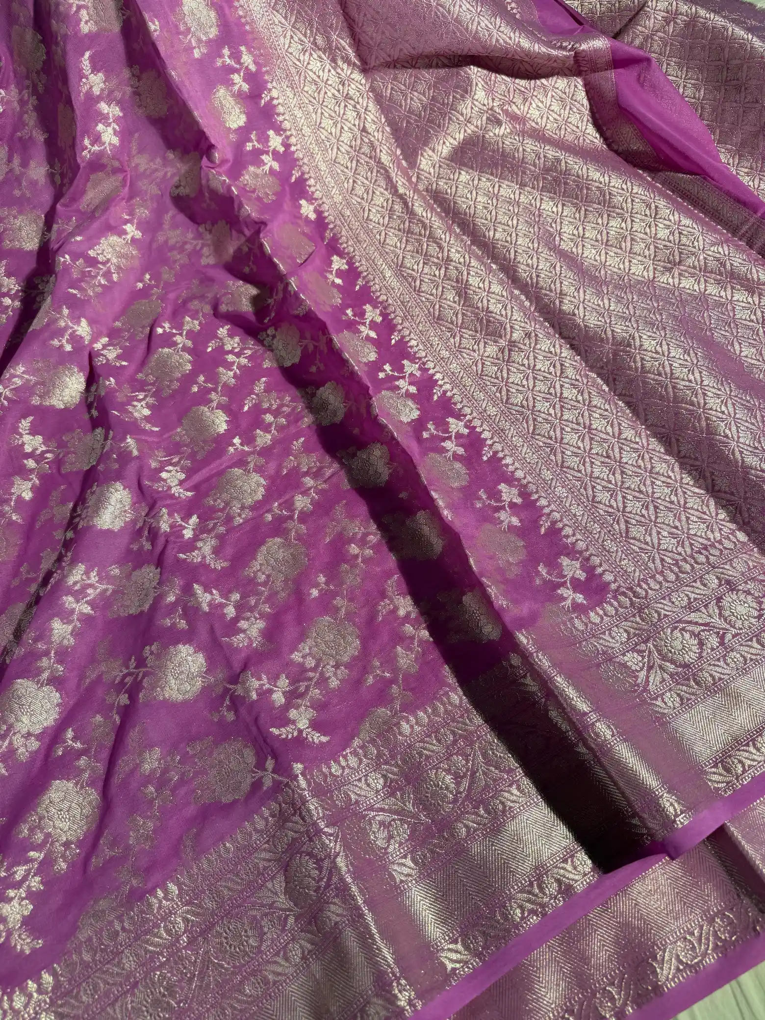 Subtle Lavender Pink Georgette Silk Grand Floral Weave Banarasi Saree - Image 2