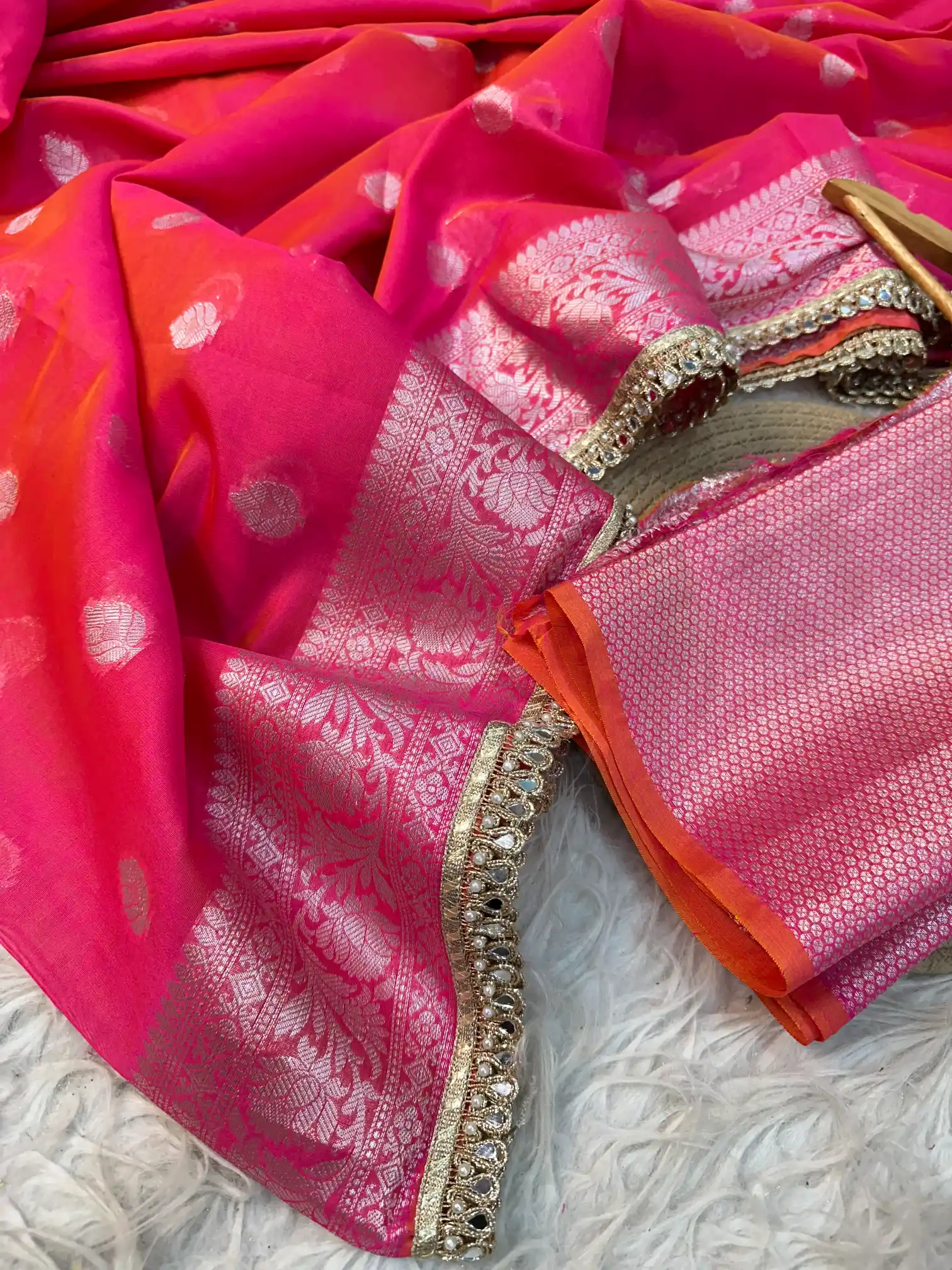 Subtle Preety Pink Traditional Softsilk Lace Work Banarasi Saree - Image 4