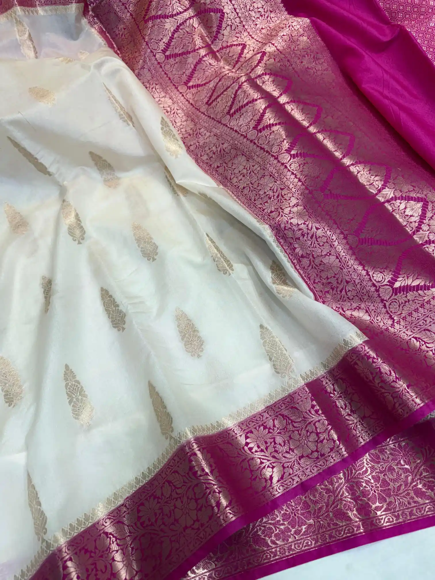 Subtle Shade Chiniya Silk Jacquard Weave Banarasi Saree - Image 2