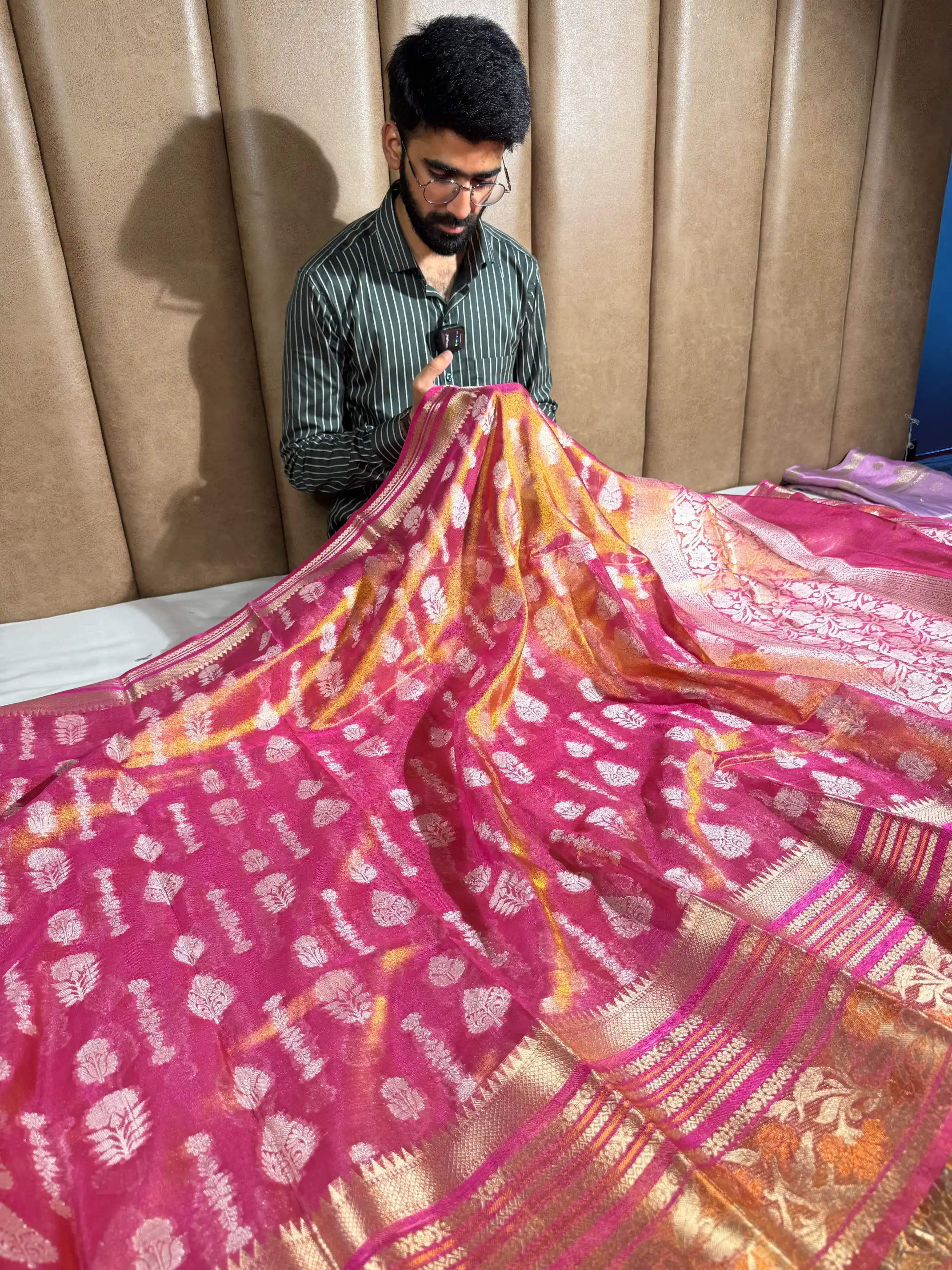 Traditional Jacquard Weave Metallic Rusted Tissue Saree - Image 3