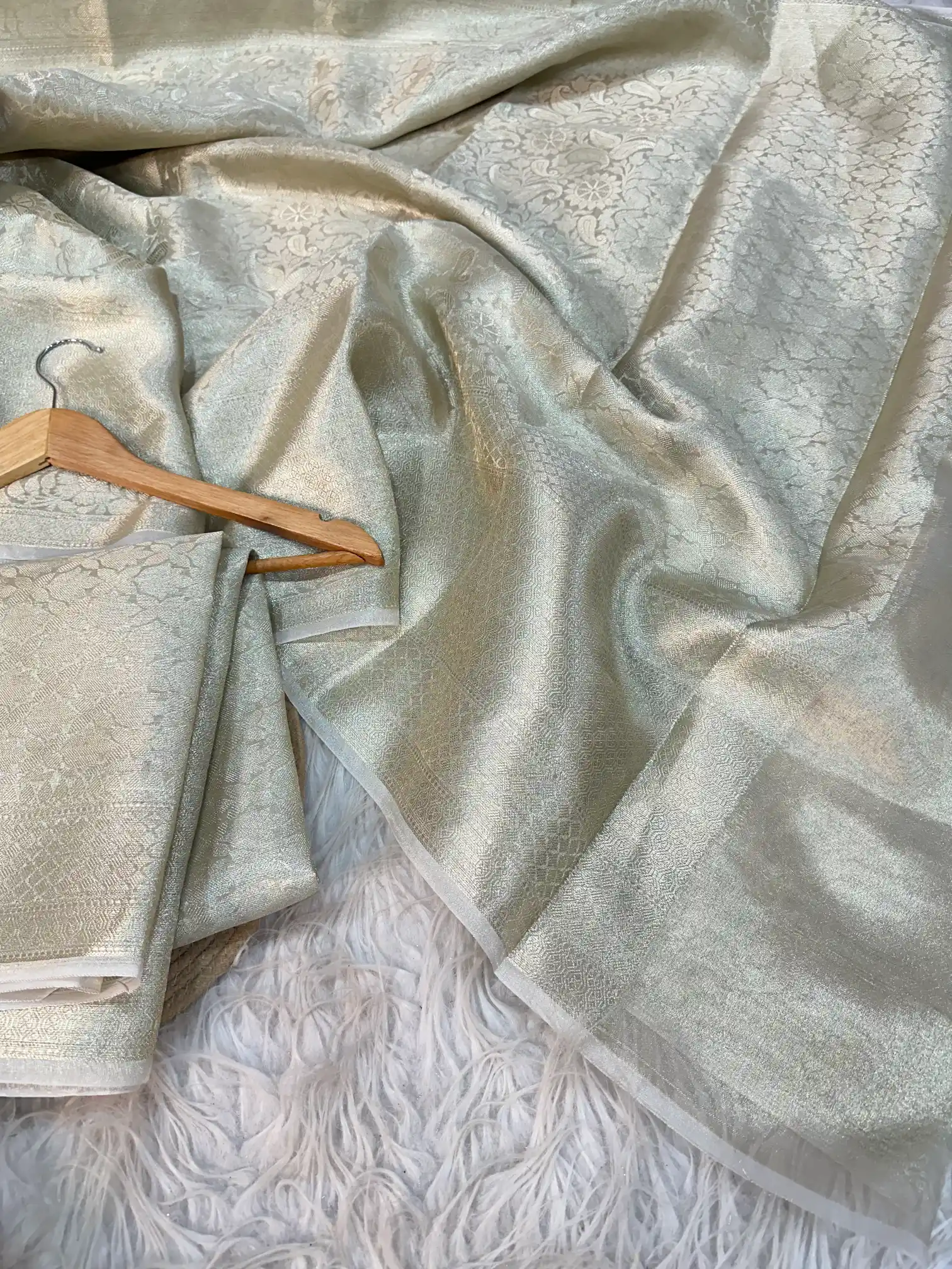 Water Zari Embossed Weave Kanjivaram Tissue Silk Saree - Image 2