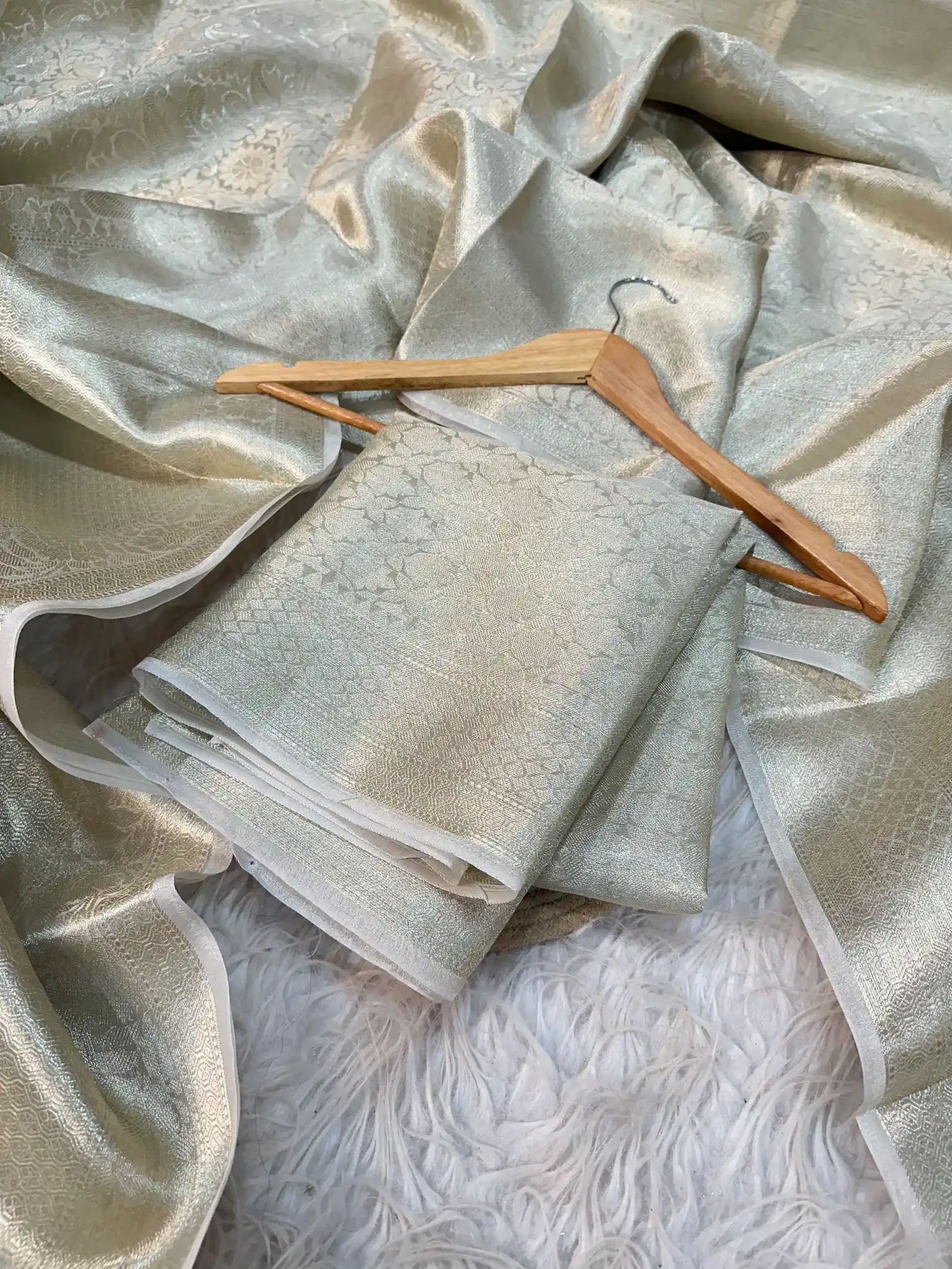 Water Zari Embossed Weave Kanjivaram Tissue Silk Saree - Image 4