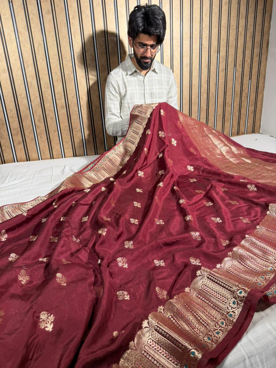 Wine Eccentric Chinia Silk Banarasi Saree - Image 4